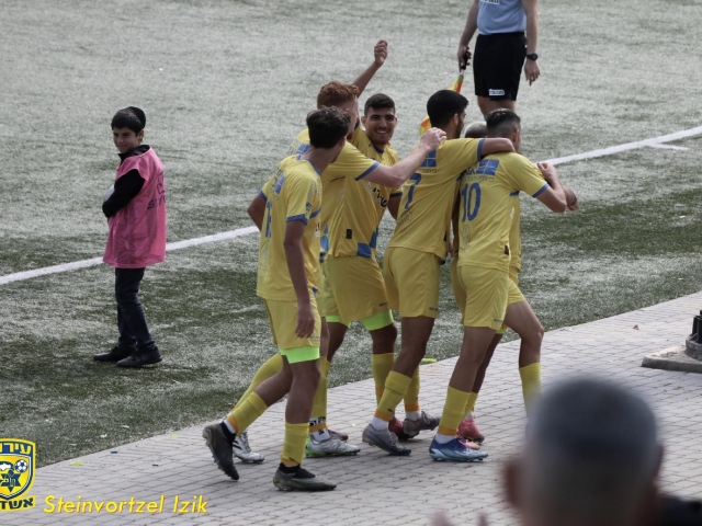 שחקני עירוני אשדוד חוגגים (עו"ד איציק שטיינוורצל)